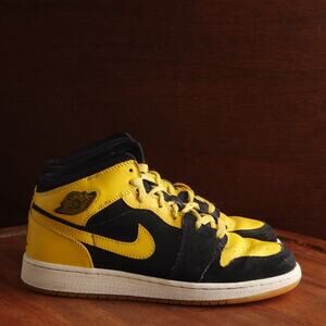 Nike Sneakers SZ 6.5Y Air Jordan 1 Retro New Love BLK Varsity Maize 307383-071